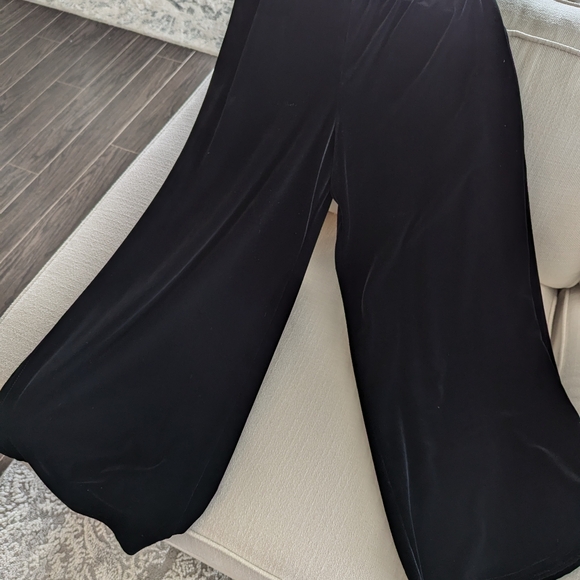 Women's Elegant Outfit Perfect For Wedding and New Years Party - Picture 2 of 5